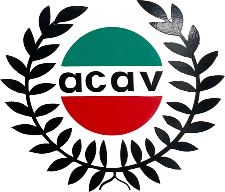 Primer emblema de ACAV: escudo con corona de laurel y círculo verde y rojo